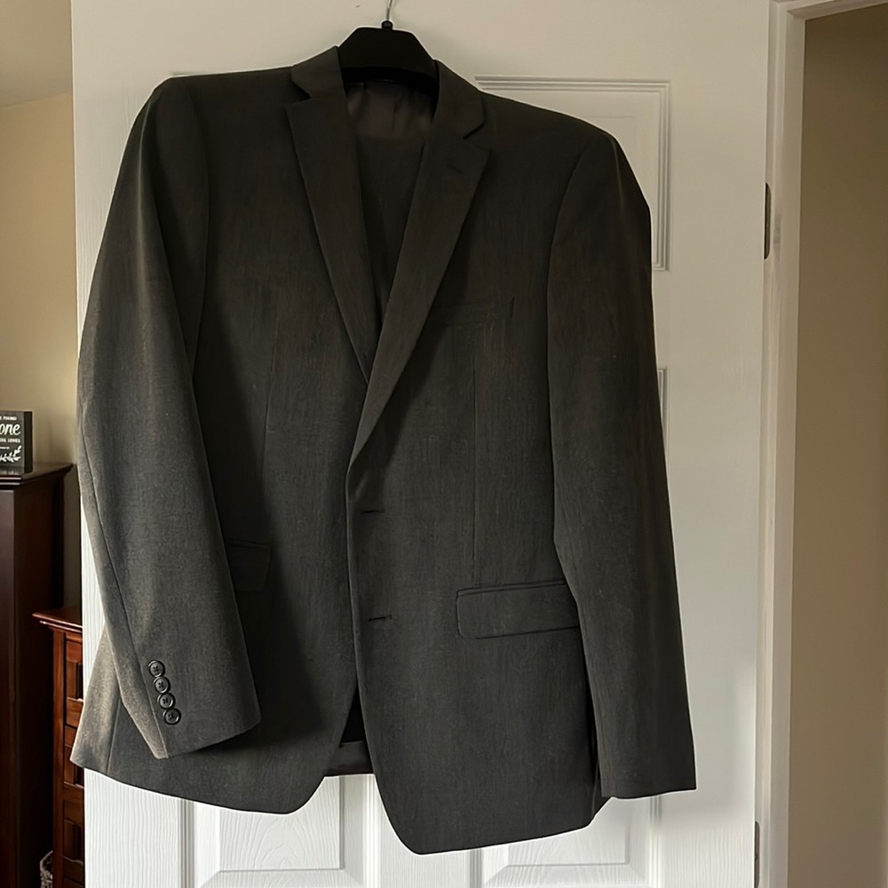 Men’s Van Heusen Slim Fit 42R Gray suit